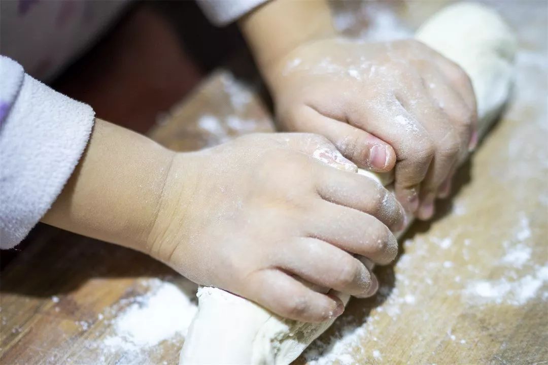 (图九)揉面,这个还行,妈妈说我揉的不错.