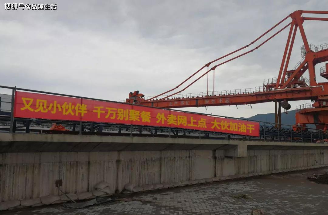 最硬核复工宣传条幅不戴口罩你试试试试就逝世