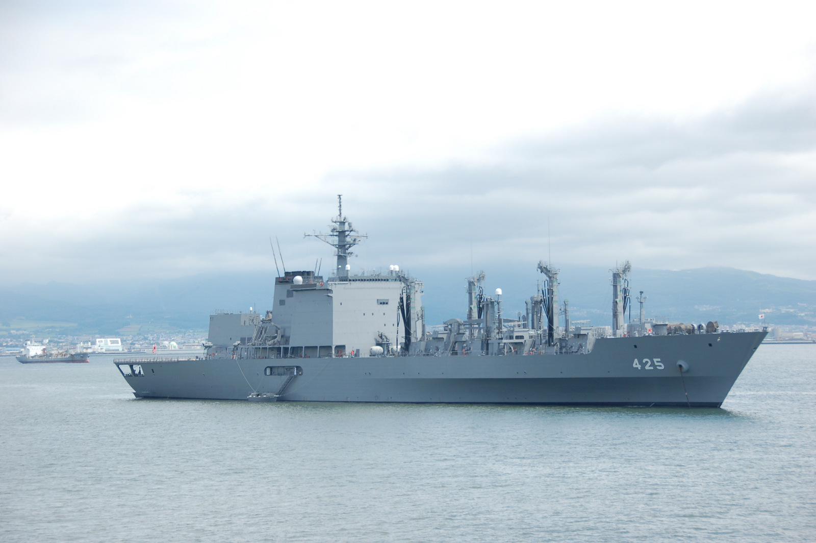 原创67901综合补给舰究竟有多大和它比052d驱逐舰化身小不点