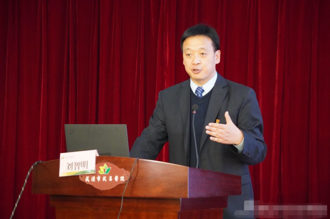 2月18日,武汉市武昌医院党委副书记,院长刘智明同志,在抗击新冠肺炎
