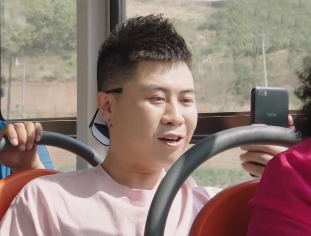 前两部《刘老根》中的男二号很显然就是范伟扮演的药匣子.