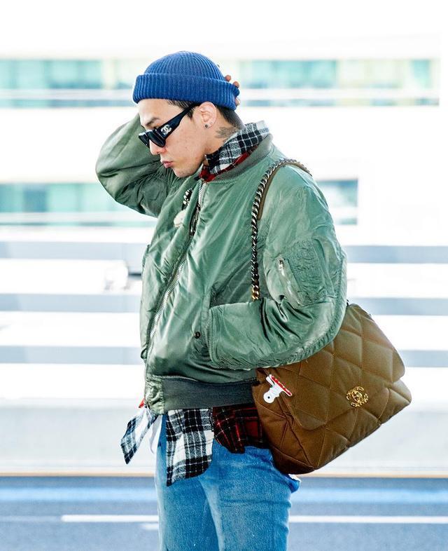 权志龙潮过火了!机场穿及腰夹克不够,还挎女士链条包,欣赏不来