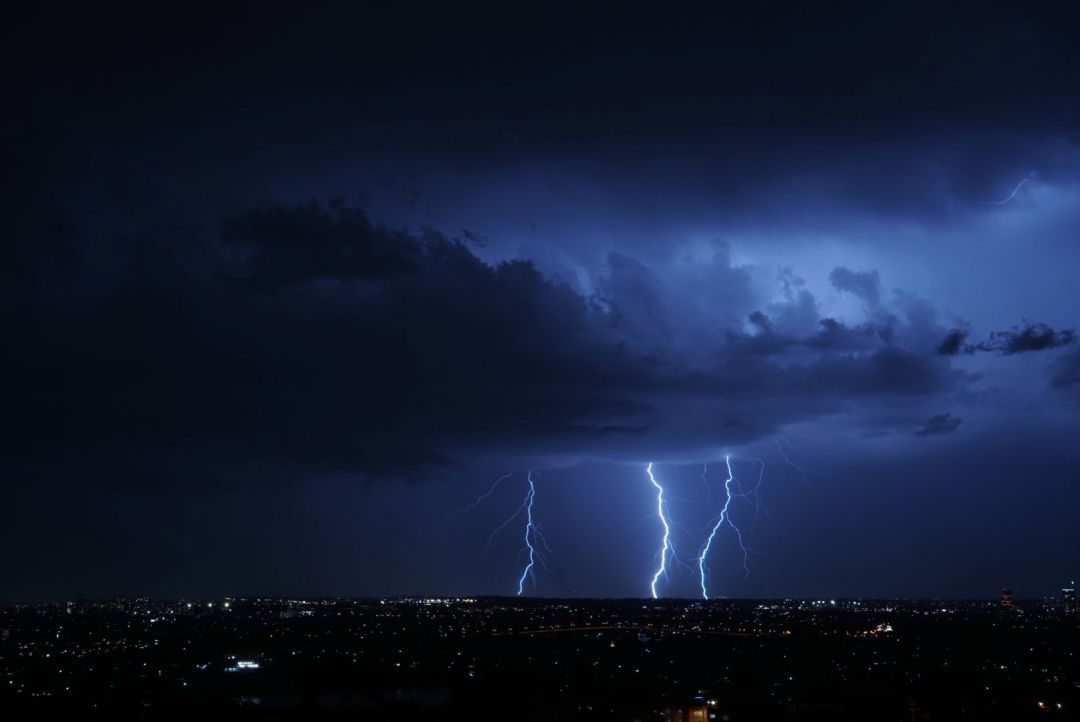 而且是五雷轰顶,悉尼一人命丧街头,气象局说还没完!_新州