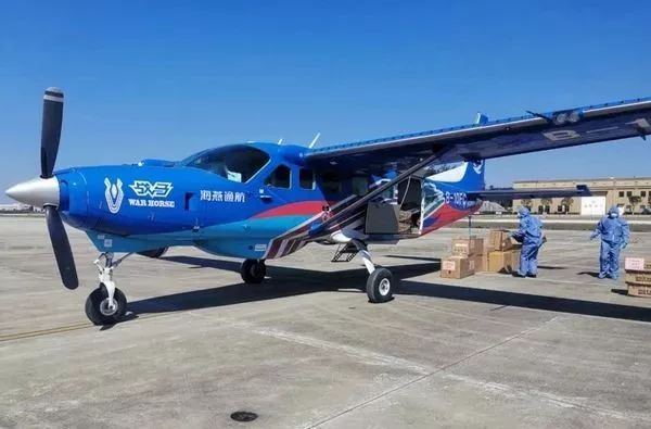 塞斯纳208ex飞机跨越千里运送七百公斤防疫物资抵武汉