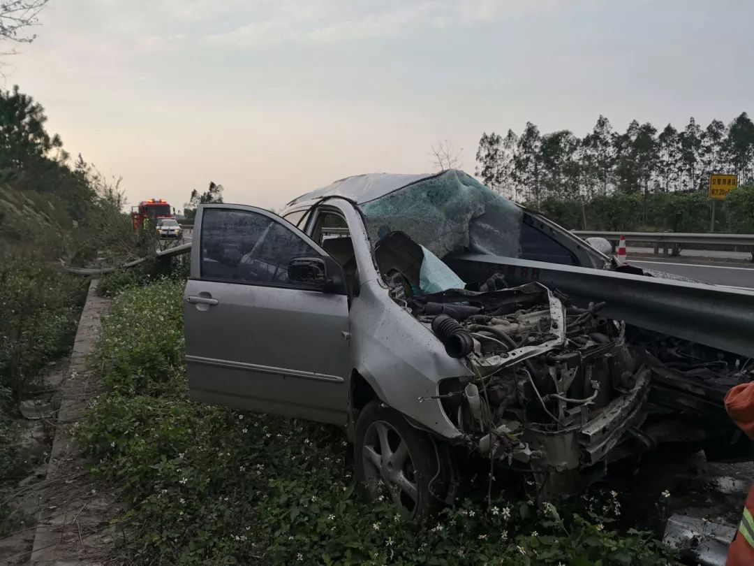 南宁一小车撞护栏!从车头直插至车尾!车祸原因令人无语!