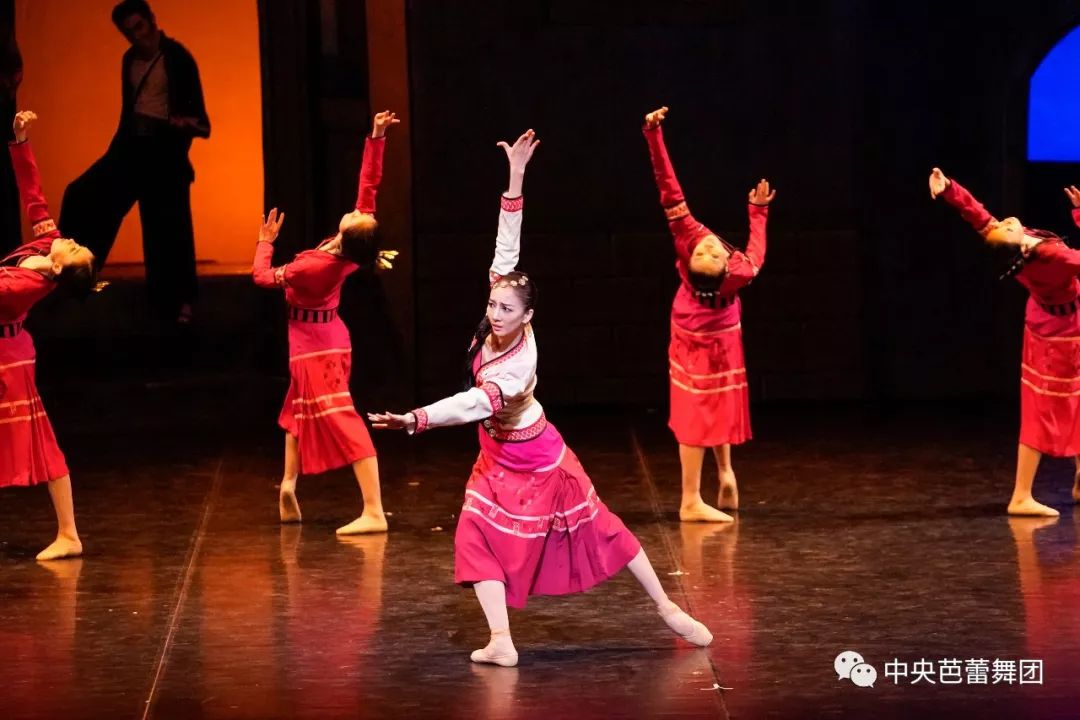 侯爽饰"战友"由常任指挥刘炬执棒,乐团副首席刘晓欢领衔的中芭交响