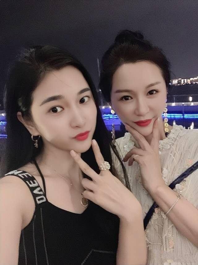 陈冰妈妈太美了吧打扮时尚减龄气质满满都可以出道了