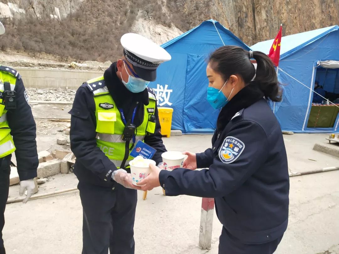 2月14日,邹雪红局长代表局党委把嘉奖送到雀儿山以东片区临时卡口执勤