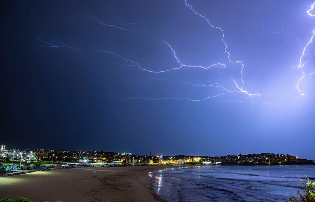 澳洲又渡劫了而且是五雷轰顶悉尼一人命丧街头气象局说还没完