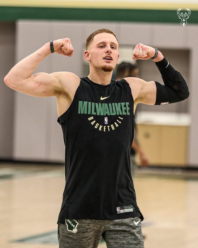 "回到实验室#fearthedeer"配文写道.