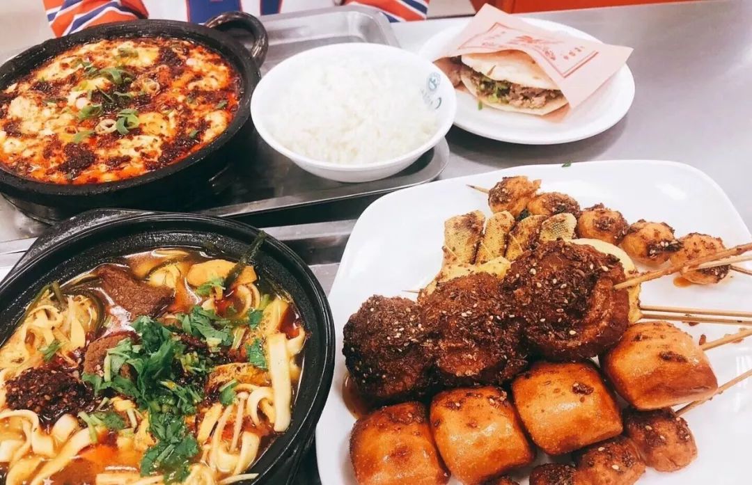 吉林动画学院的食堂和周边美食可不少,砂锅饭,刀削面,水果捞,.