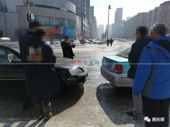 抚顺一车辆躲闪不及一头扎进雪堆 险撞