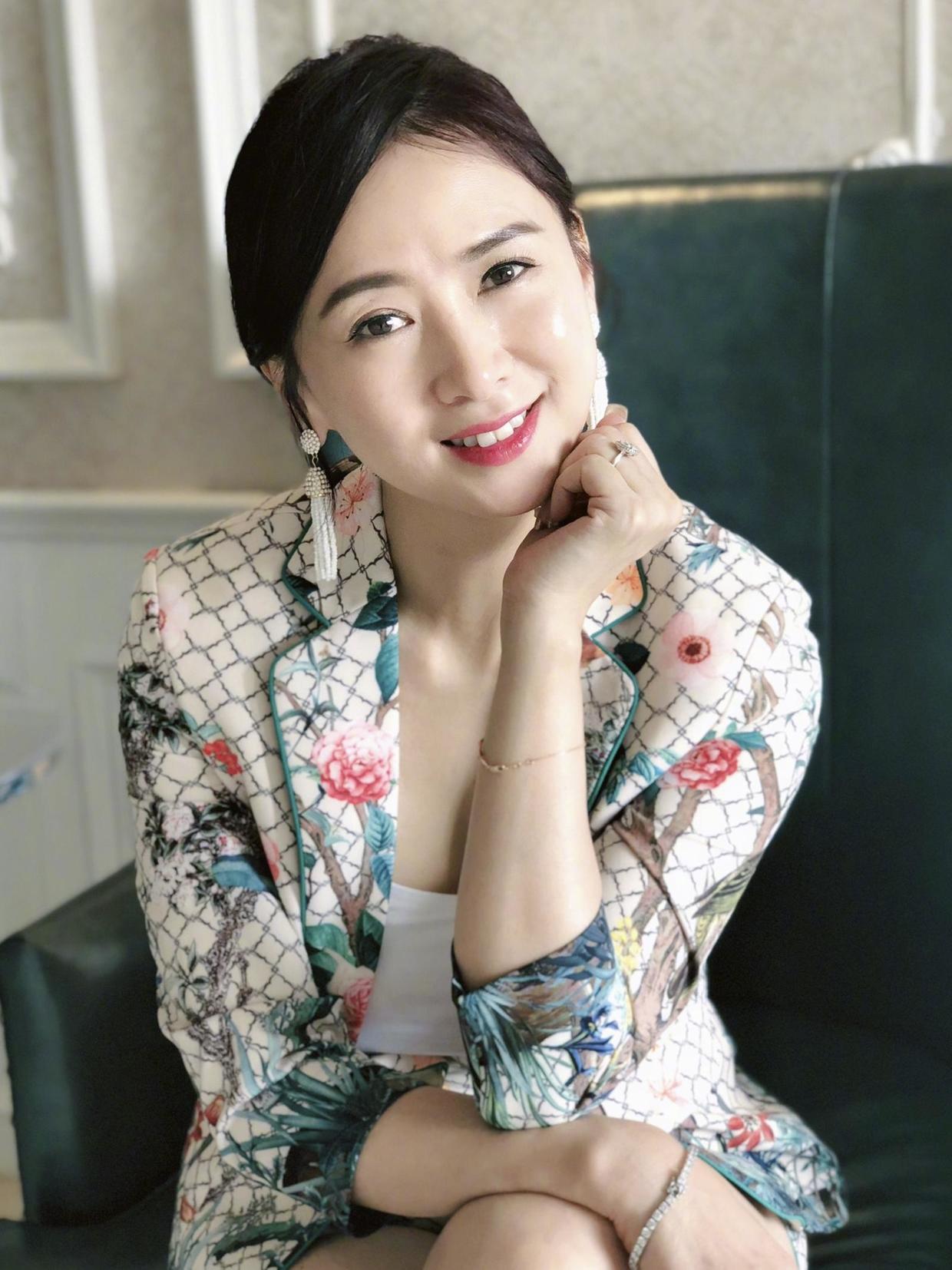 富有高贵的气质,而且像这种流苏的耳环能够对翁虹的面部线条进行不错