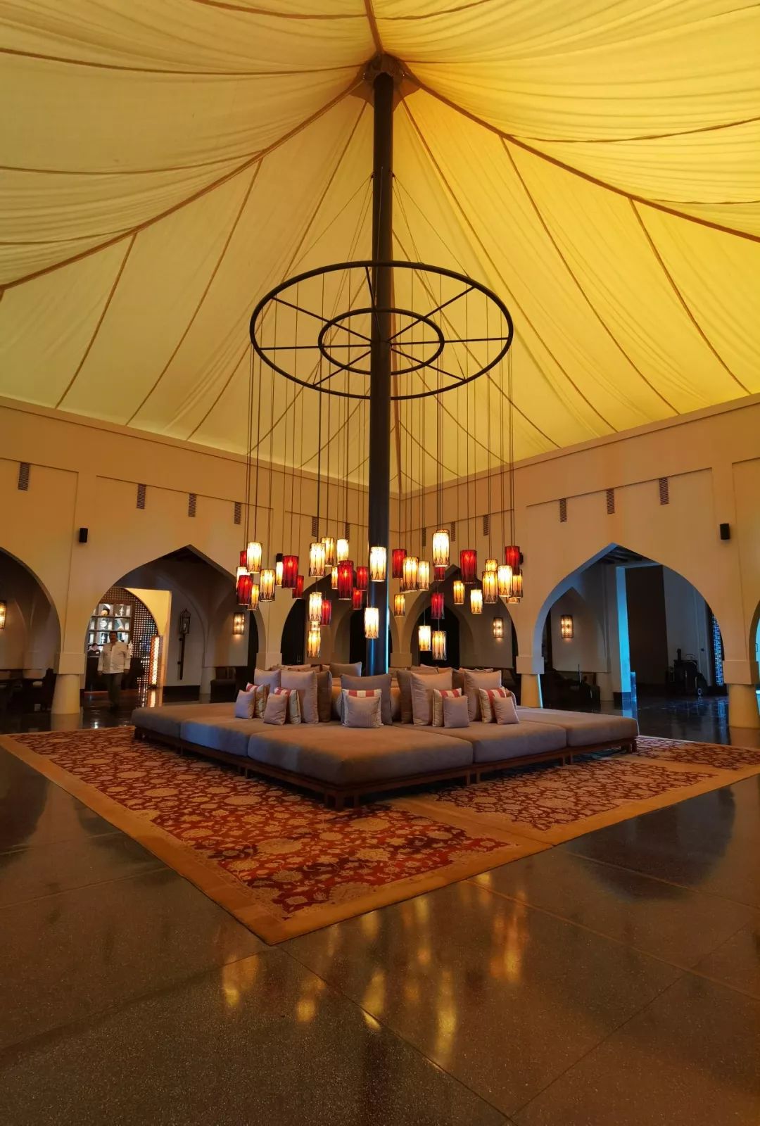 酒店入门,便可看到巨大的阿拉伯帐篷穹顶和传统手工地毯,帐篷下高高吊