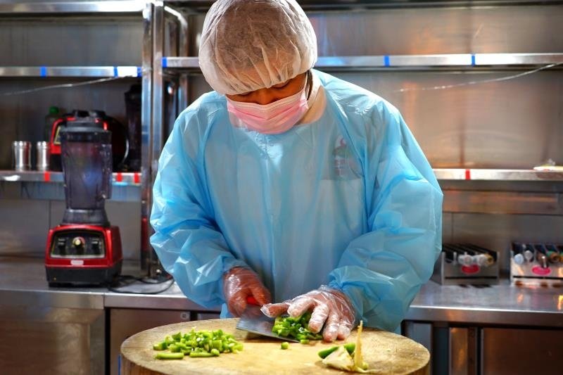 4,餐厅所有人员戴口罩上岗除测量体温外,餐厅所有工作人员需戴口罩