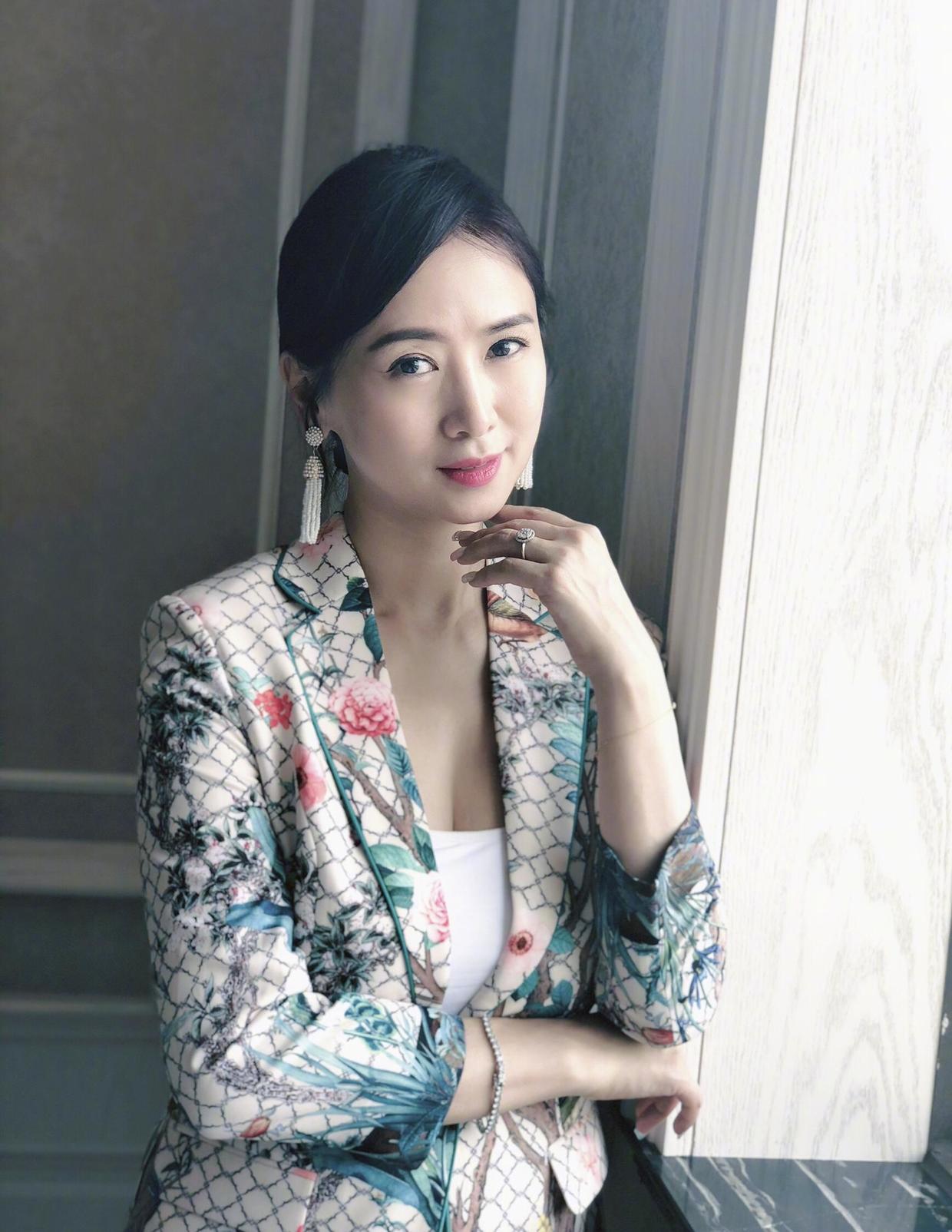 翁虹身材真有"料",身穿一些西服look凹凸感十足,干练又时髦_设计