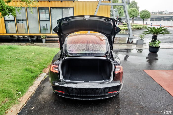 不过model 3的后备箱开启角度与高度都更接近掀背车,开启时需要多加