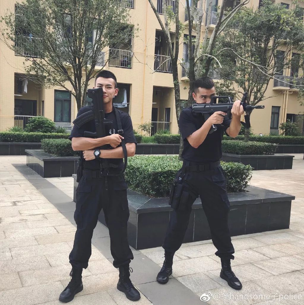 这"基层f4"颜值炸裂,你还嗑什么抖音十层滤镜油腻男!_工作