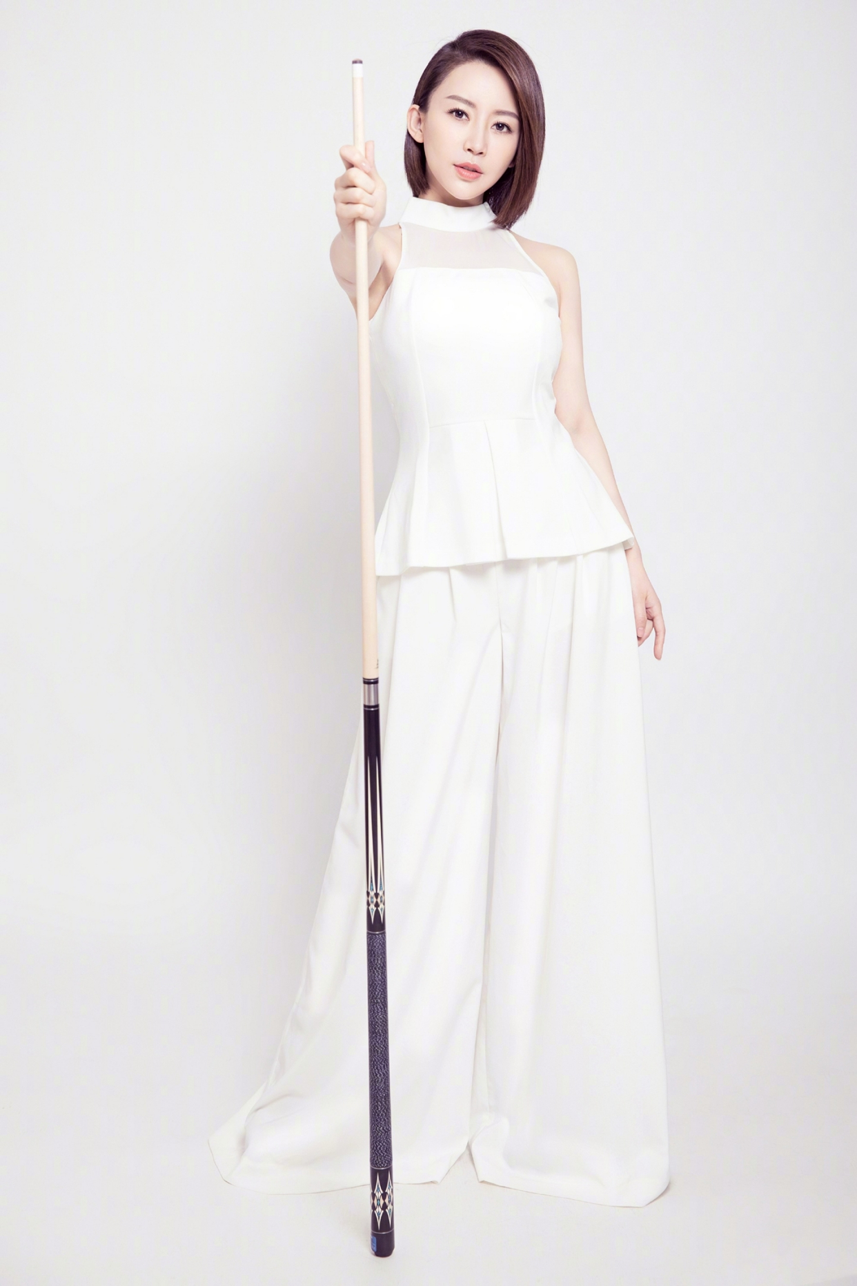 原创九球天后潘晓婷好丰满穿白裙巴掌腰惹眼侧身一看惊艳不输吉娜