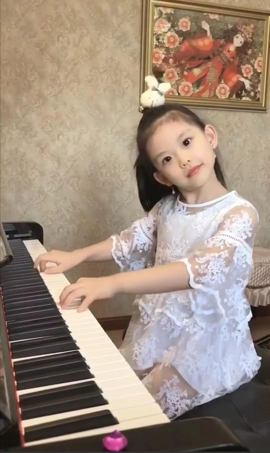 曾经在孩子学习上面临着好多困惑,她学钢琴之初,孩子每次哭着弹,当