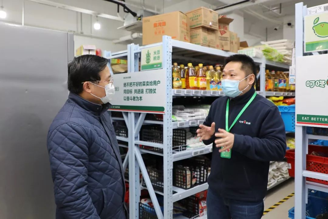 在叮咚买菜前置仓和盒马鲜生门店,区领导实地检查落实疫情防控措施
