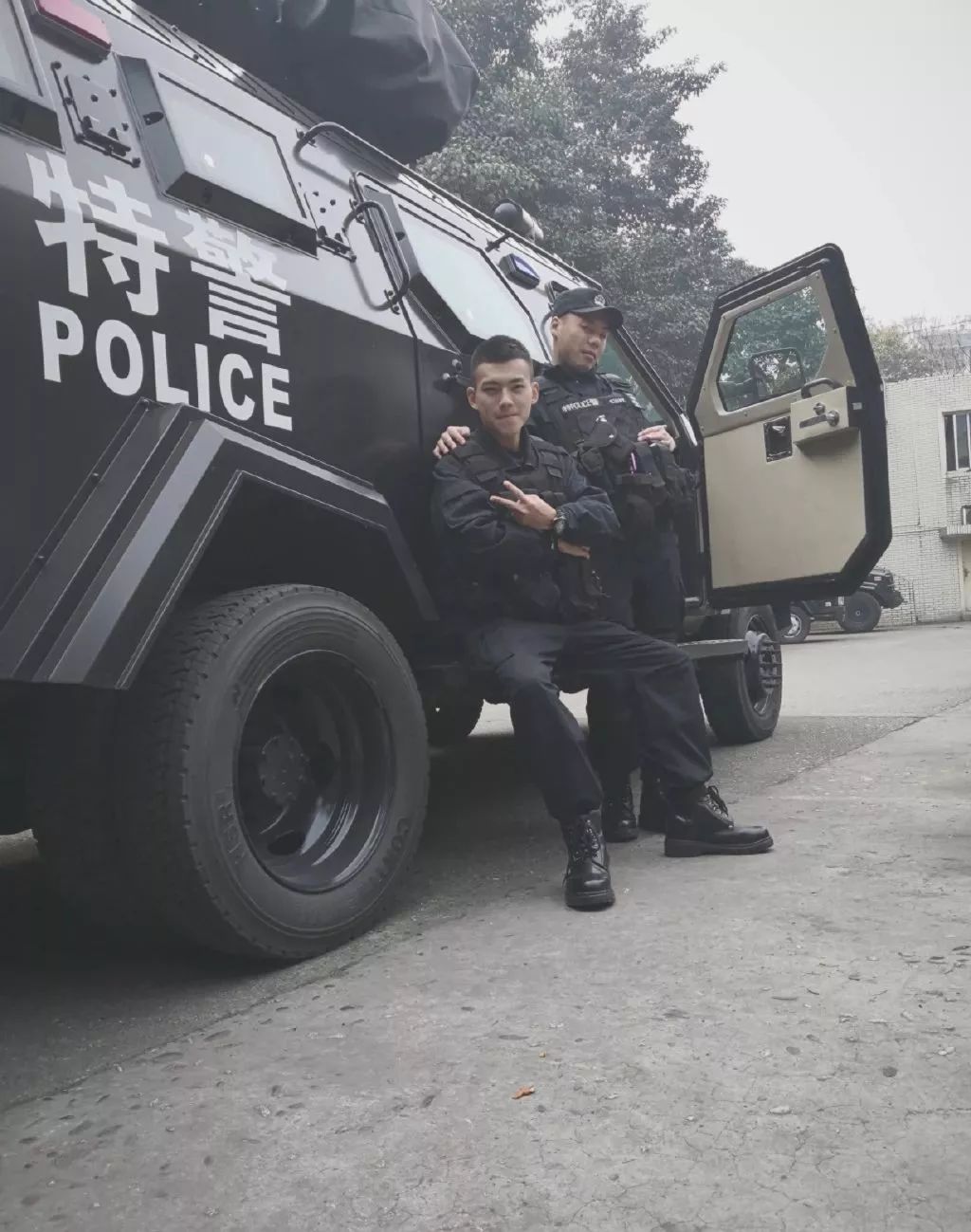 这"基层f4"颜值炸裂,你还嗑什么抖音十层滤镜油腻男!_工作