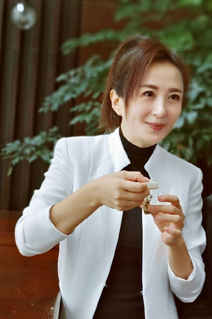 44岁杨童舒童年女神一袭丝绒西装藏曲线风韵犹存岁月不败