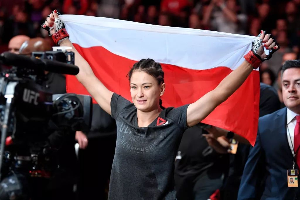 在我刚打ufc 的时候,卡罗琳娜就很出名了,都叫她"波兰二姐",我们一起