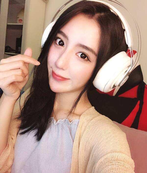 近日,斗鱼吃鸡一姐呆妹儿就遇到了这样的粉丝.