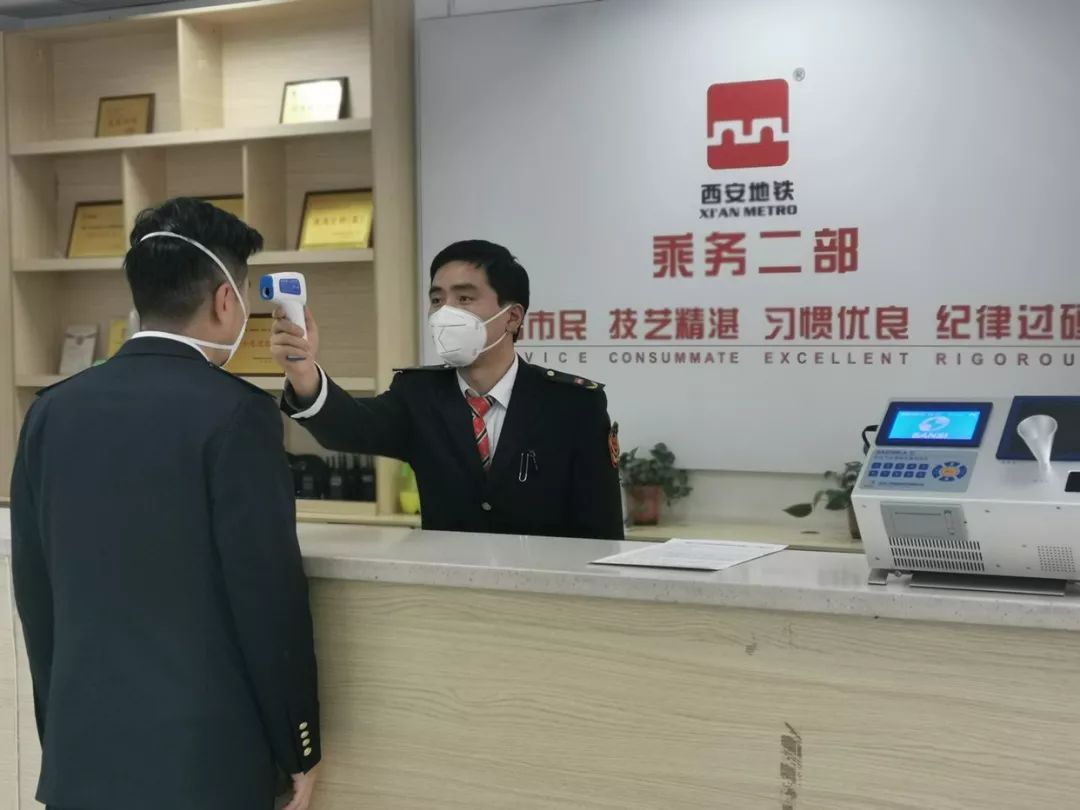 am 06:00西安地铁运营分公司乘务二部派班员对派班室进行消毒.