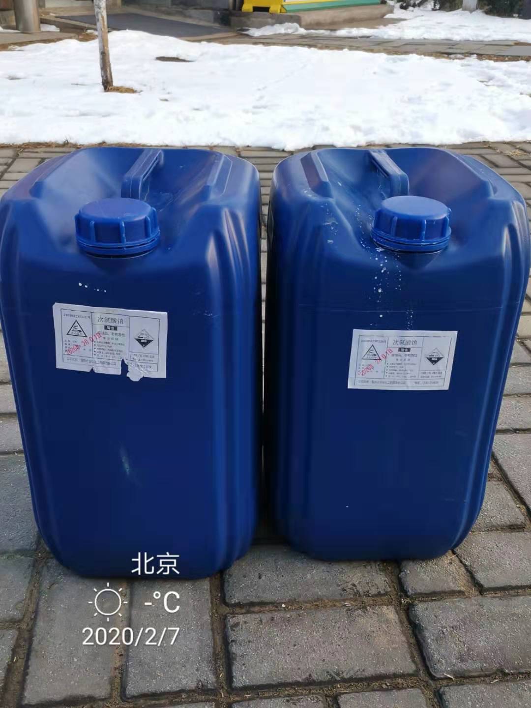 业委会委员曹辉代表狮子会捐100斤84消毒液,监委会蒋基建捐50个一次性