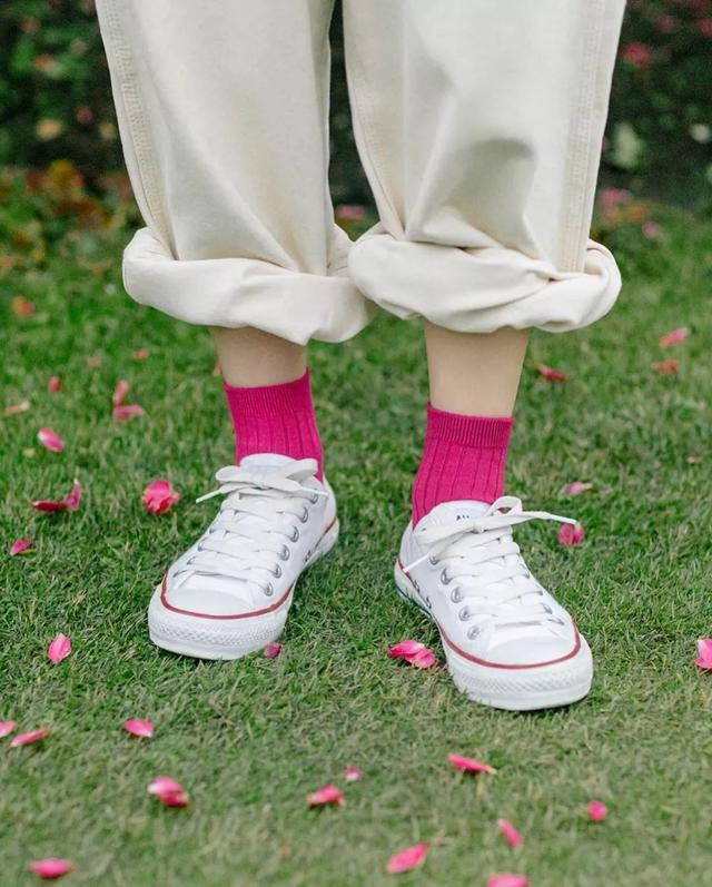 红色帆布鞋搭配同色系的袜子,看看接下来的25 套范例造型吧.