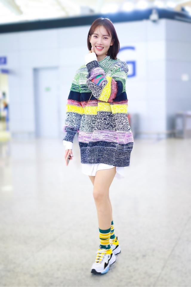 29岁金晨出席活动身着黑白抹胸连体裤气场秒杀同款江疏影