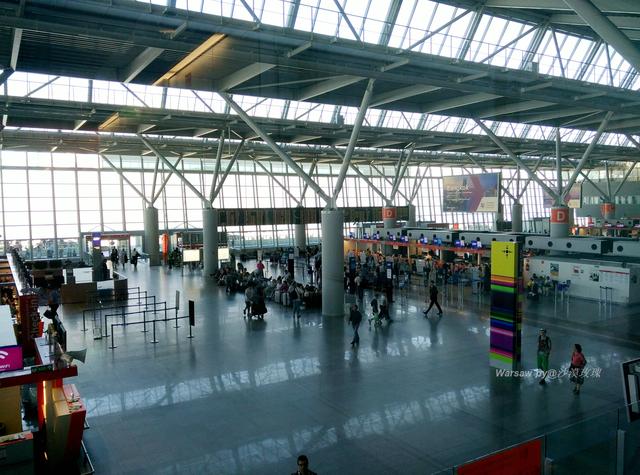 波兰最著名的音乐家就是有着"钢琴神童"之称的肖邦,华沙国际机场也就
