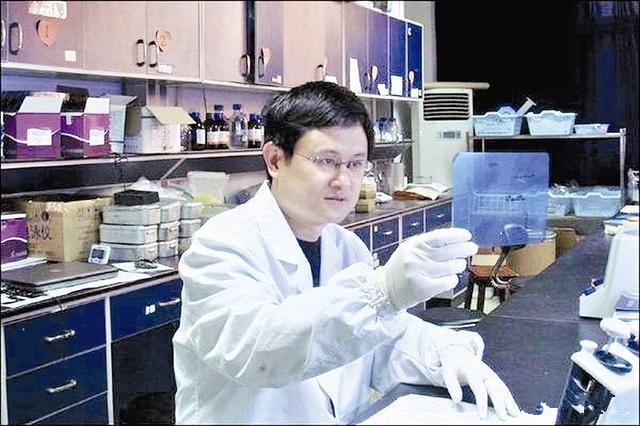 他,放弃国外高薪回国,44岁力压施一公成院士,如今因妻子遭质疑_舒红兵