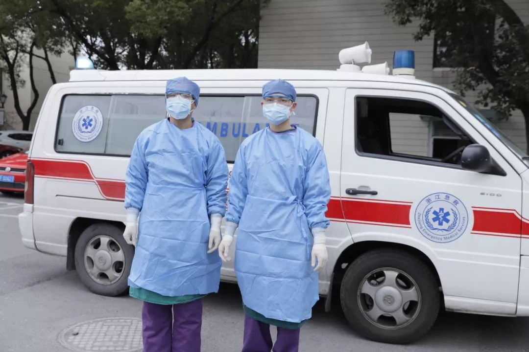 发热患者专用救护车司机和随车医生,每次接完患者都要对救护车进行