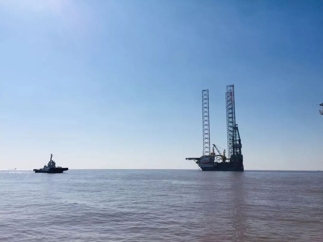 钻井平台在上海自贸区临港新片区内的外高桥海洋工程码头完工交付后