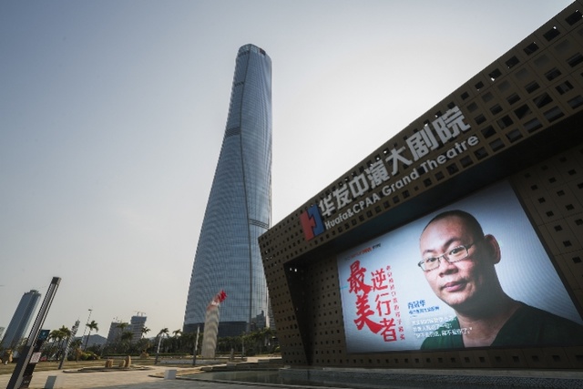 华发商都中演大剧院珠海为最美逆行者亮灯画面太燃了