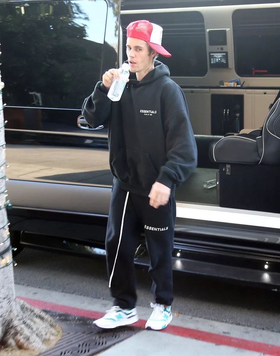 比伯打造黑色调造型潮流范十足刮胡子后帅气再现