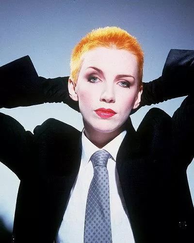 另一位鲜明的例子便是驰骋80年代的英国另类女歌姬annie lennox,她的