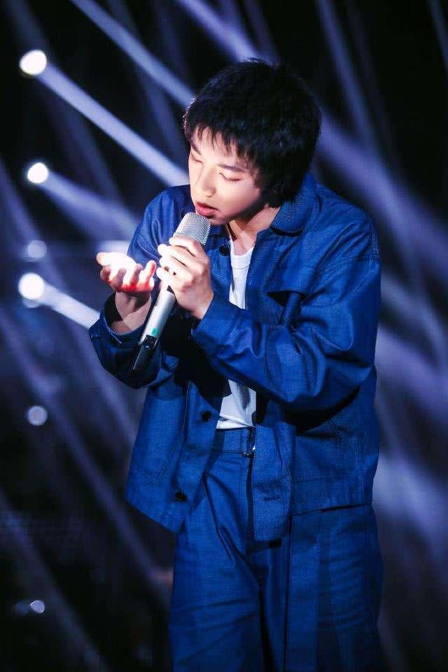 华晨宇一袭宝石蓝套装搭配狗啃式刘海独特的风格潮范十足