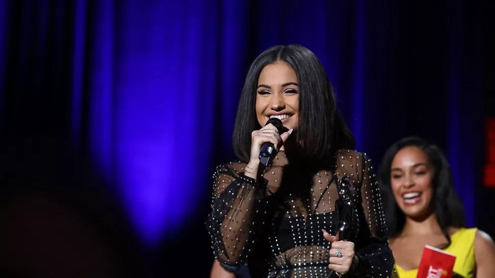 mabel英国新任情歌王子/可爱小胖lewis capaldi在本届全英音乐奖上