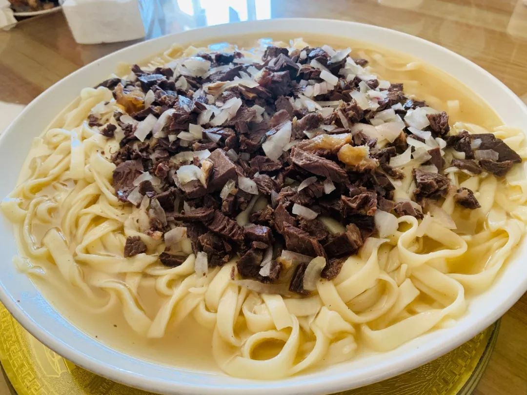 舌尖上的哈萨克纳仁同样的手法包成的包子上蒸笼一蒸就成了另一道地道