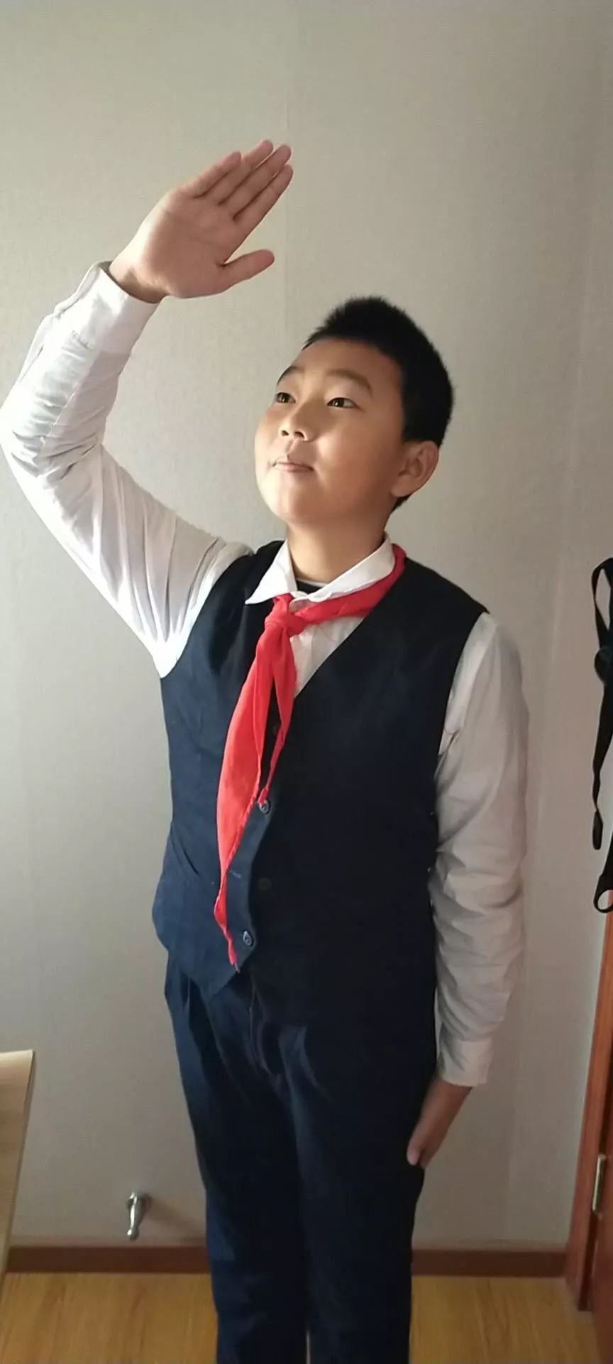 小少先队员们在家里穿上礼服,行注目礼!
