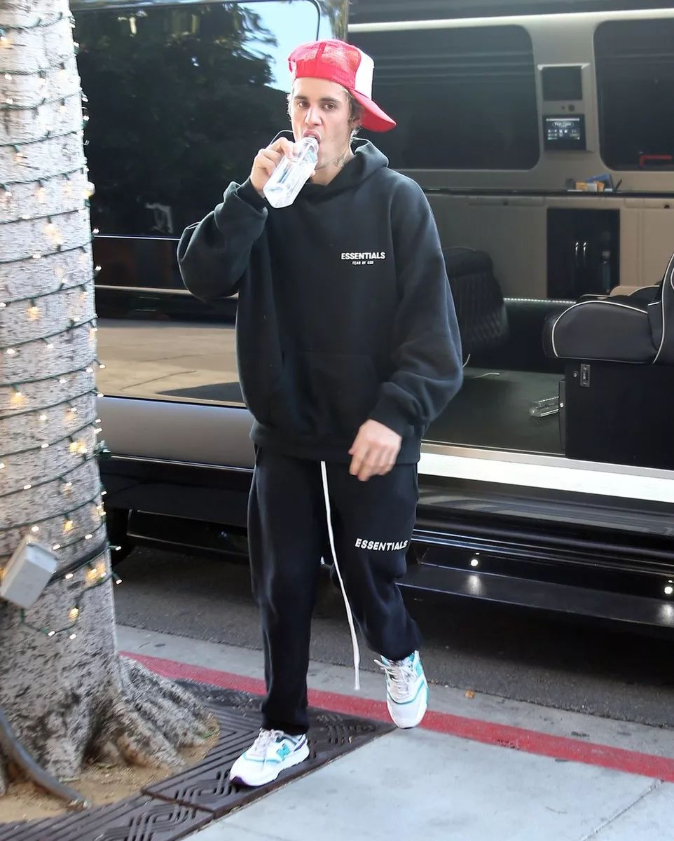 比伯打造黑色调造型潮流范十足刮胡子后帅气再现