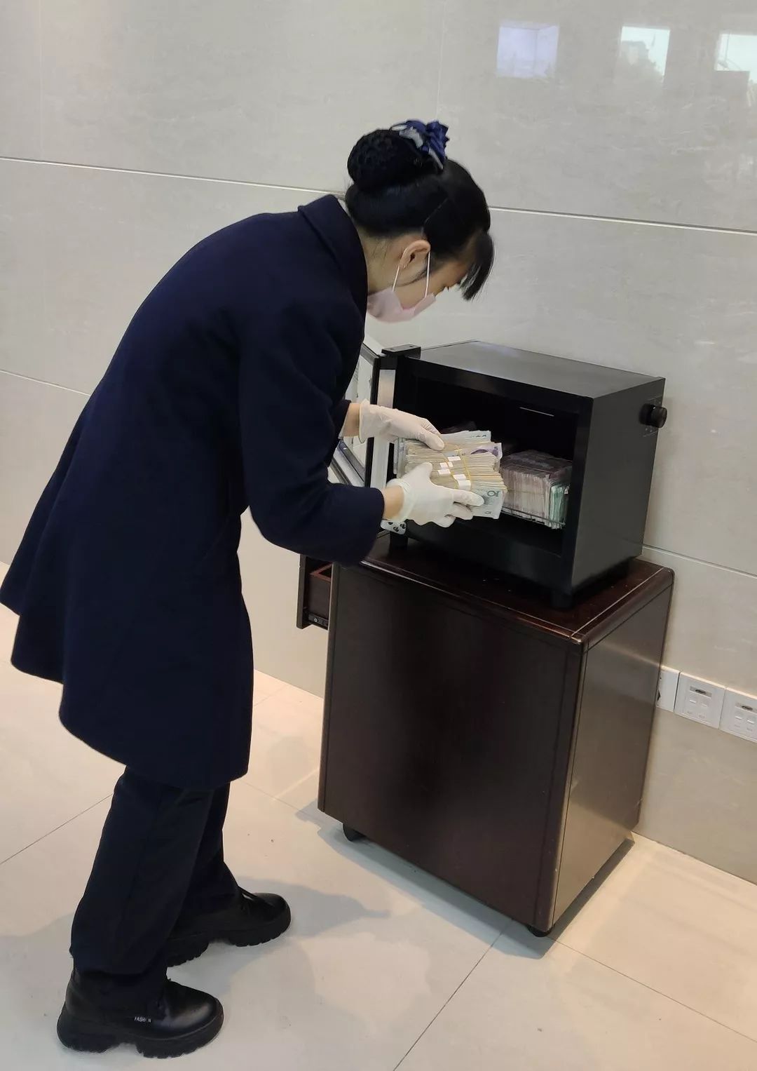 永春这家银行近期累计放2.25亿现金进消毒柜,背后的原因