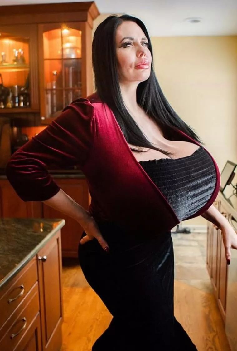 新闻报道,一名42岁的美国女子整形上瘾,把自己的胸弄成了zz罩杯!