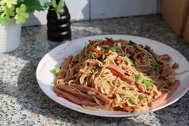 简单快手的酱油炒面早餐夜宵都搞定简单的食材做出治愈的美味