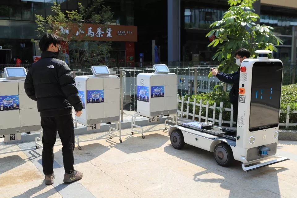 vlogrobotsdeliverfoodamidncpoutbreak疫情防控下的送餐机器人