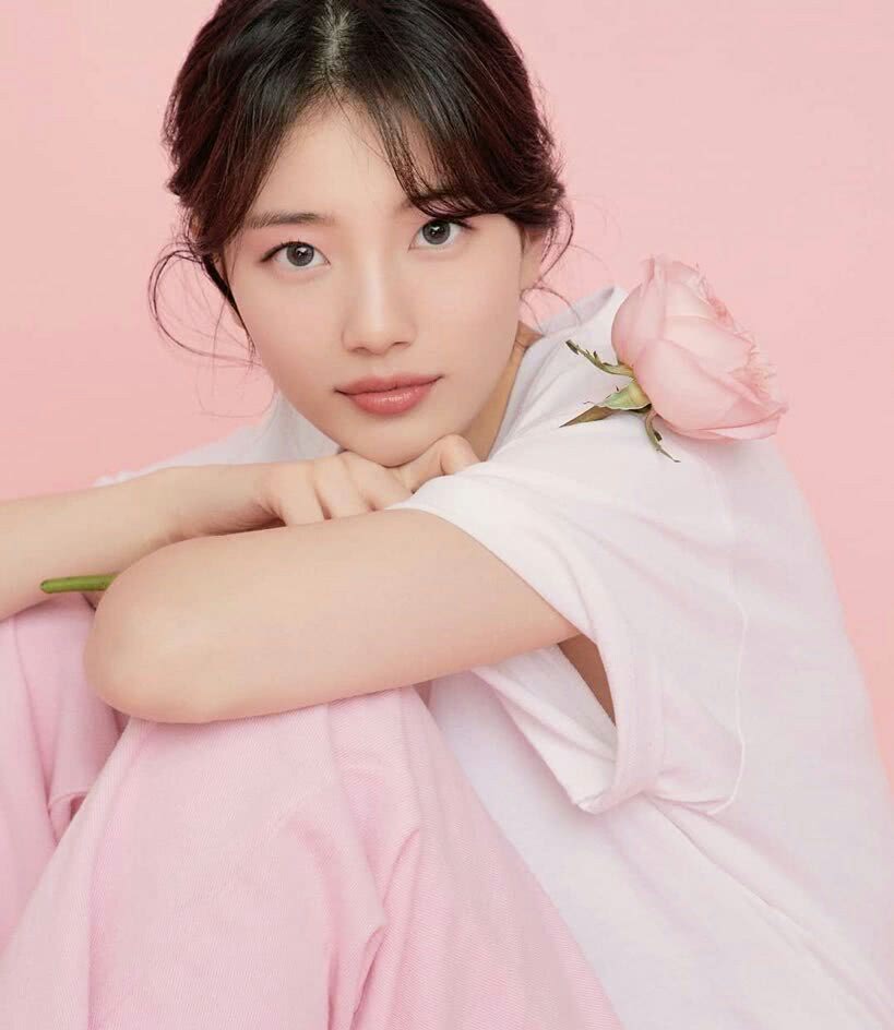 原创秀智最新杂志照释出白t搭粉色阔腿裤出镜演绎人比花娇